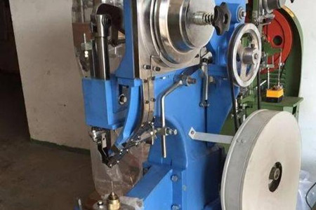購買氣液增壓鉚釘機時主要看哪些方面？